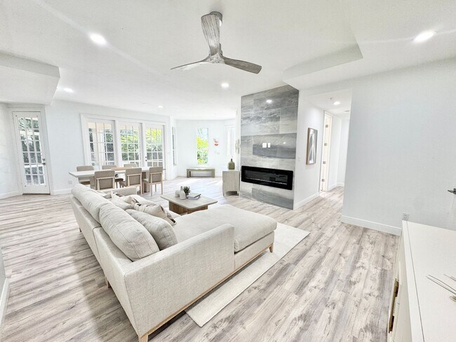 Building Photo - ** COLONADE ** PARK SHORE ** MOORINGS ** 3...