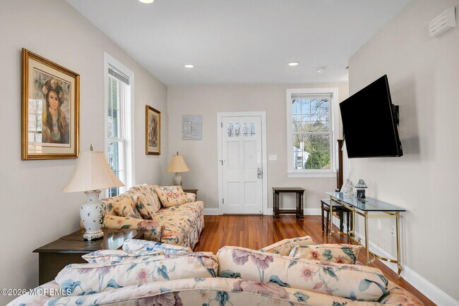 Building Photo - 11 Lakeside Ave