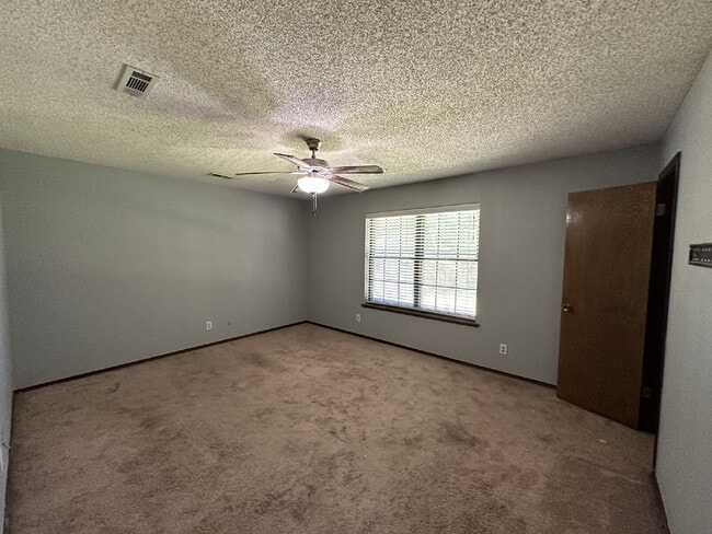 Building Photo - 2147 Loren Cir