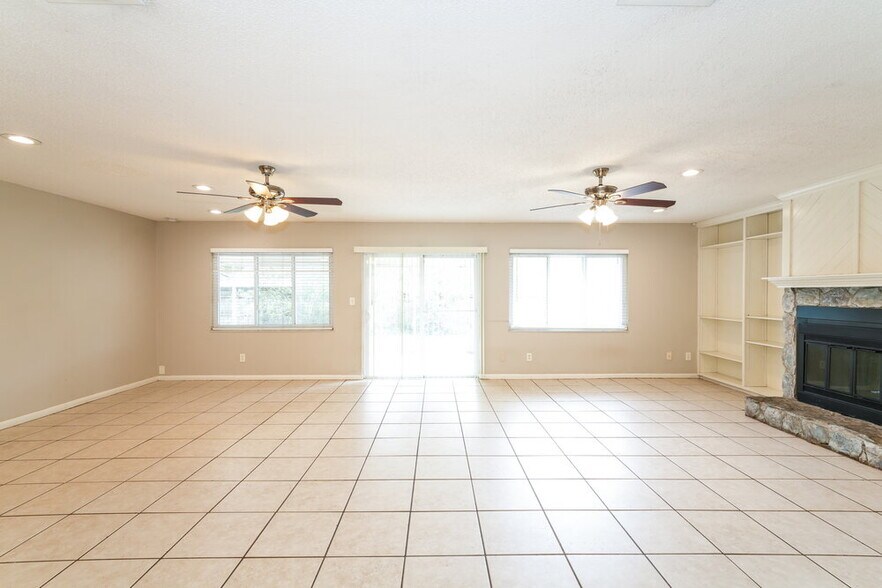 Building Photo - 15709 Squirrel Tree Pl