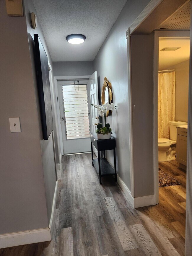 Building Photo - 2606 Garden Dr S