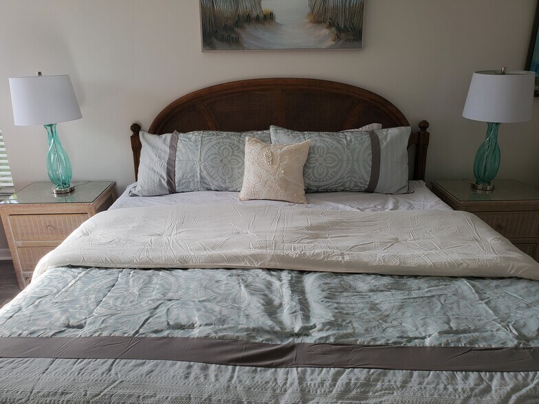 Building Photo - 590 NE Lima Vias