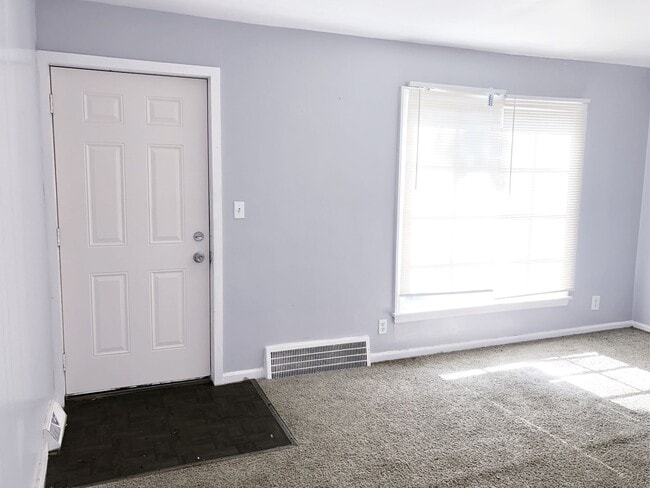 Building Photo - 3-BED, 1 BATH BEAUTIFUL  SINGLE- FAMILY HOME IN MAPLE HEIGHTS!