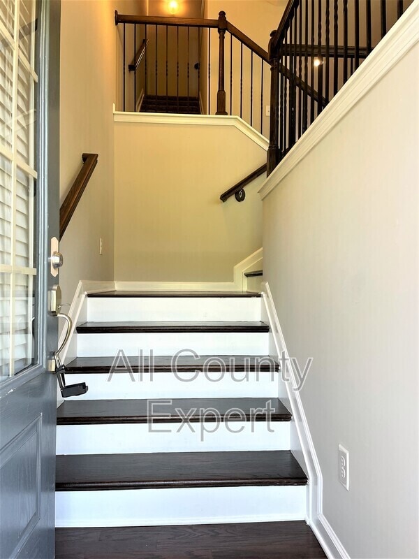 Building Photo - 912 Rose Way