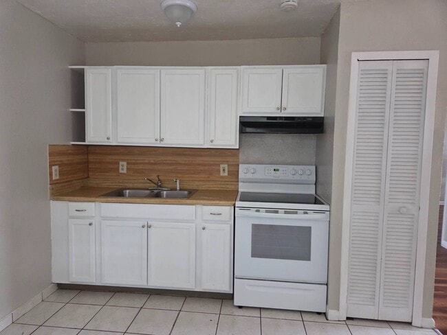 Building Photo - 449 Las Palmas Cir