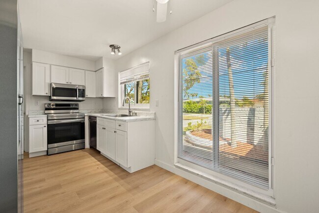 Building Photo - Completely Refurbished 3 Bedroom 2 bath with Florida Room Large backyard