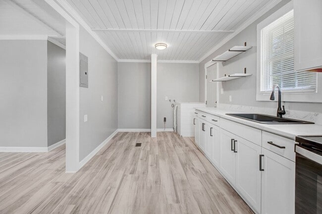 Building Photo - ADORABLE 3 BR | 1 BA HOME - 2 Car Detached...