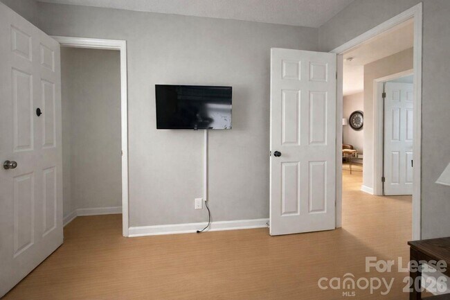 Building Photo - 316 Skyland Ave