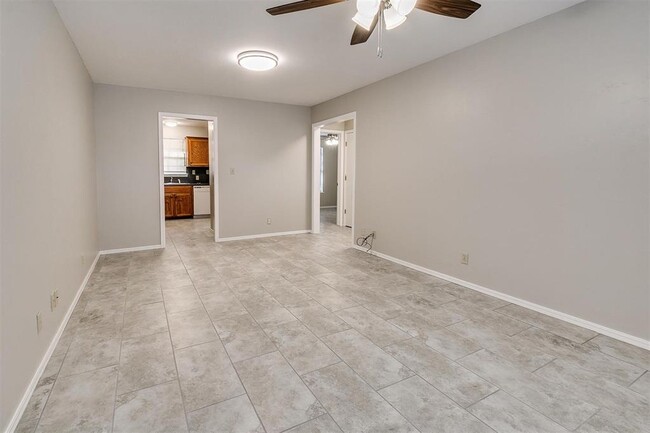 Building Photo - 828 Russell Cir