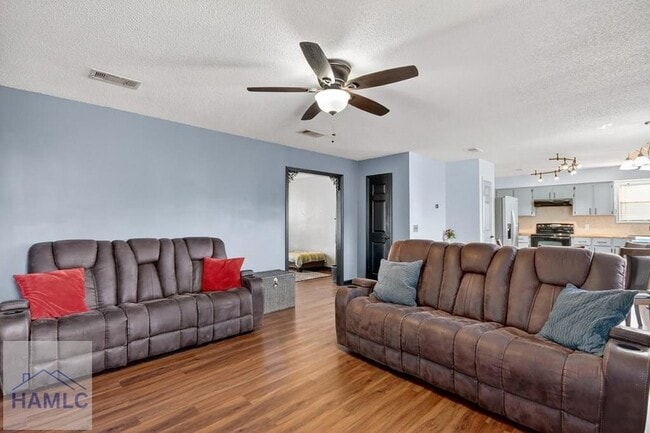 Building Photo - 606 Windhaven Dr