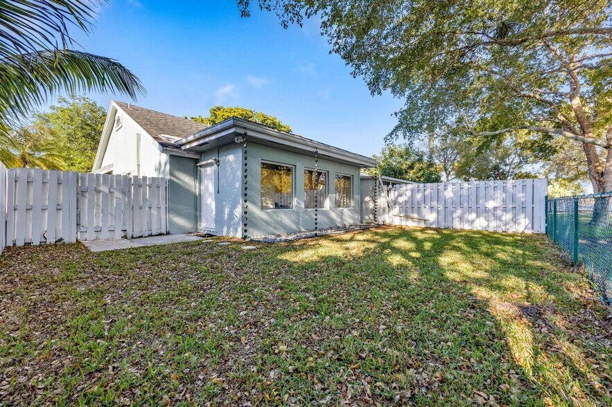 Building Photo - 11110 SW 9th Pl