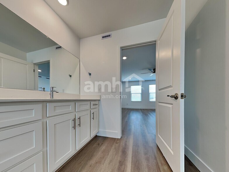 Building Photo - 9535 E Friedel Dr