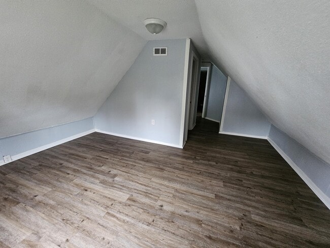 Building Photo - 912 W 3rd St