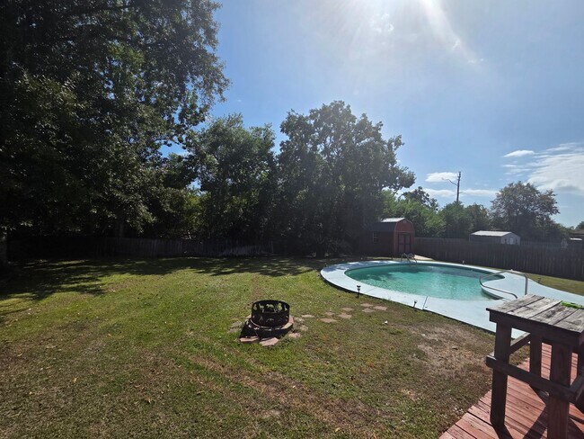 Building Photo - Spacious 4Bed/2Ba Brick Home w/Inground Pool in Mowat Highlands! *1/2 OFF Security Deposit for Ac...