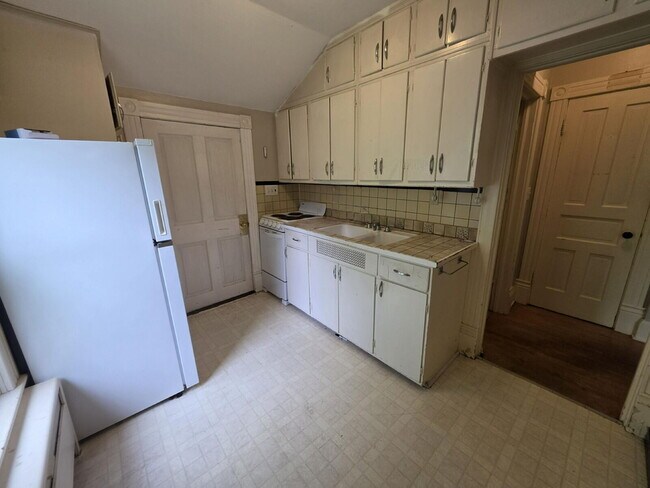 Building Photo - Bright 1 Bedroom Upper Unit Near UWEC, Water Street & Mayo Clinic – Available August 1st