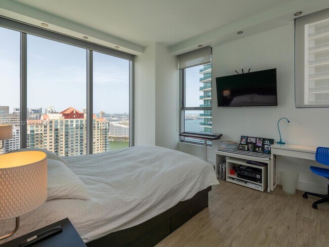 Building Photo - 1300 Brickell Bay Dr