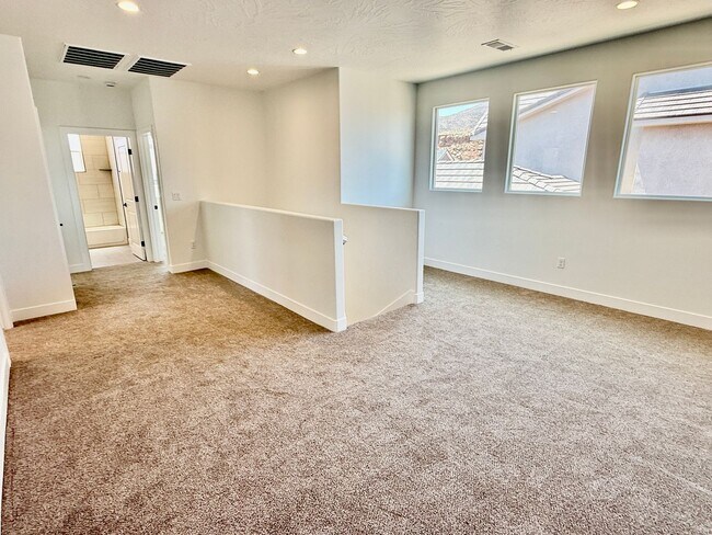 Building Photo - BRAND NEW Three Bedroom Townhome in Desert...