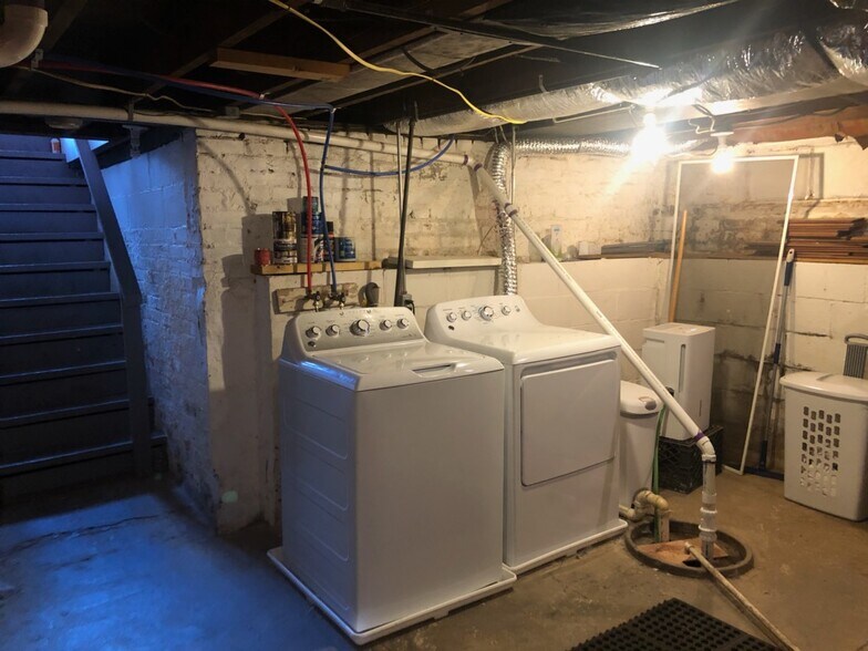 Basement W/D hook ups - 1819 Deerwood Ave