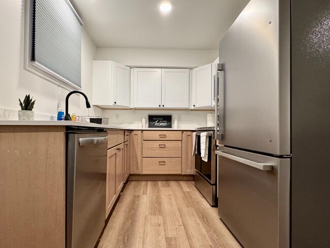 Building Photo - 1305 9th St W