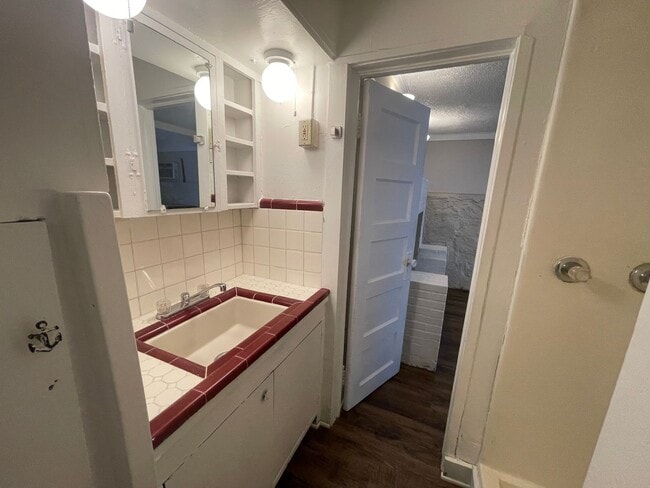 Building Photo - ((FREE RENT)) Cozy 1 Bedroom 1 Bath  Downs...