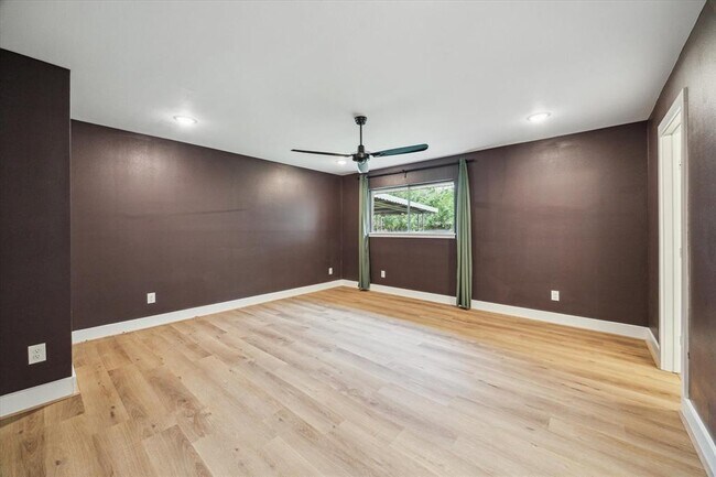 Building Photo - 1627 Crestdale Dr