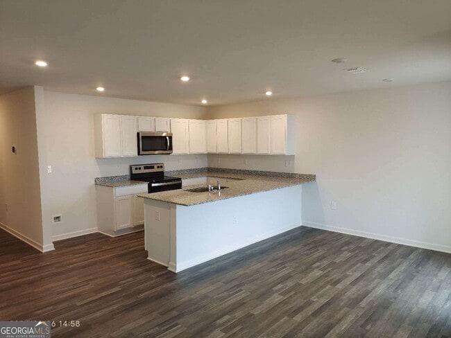Building Photo - 556 Pemberton St