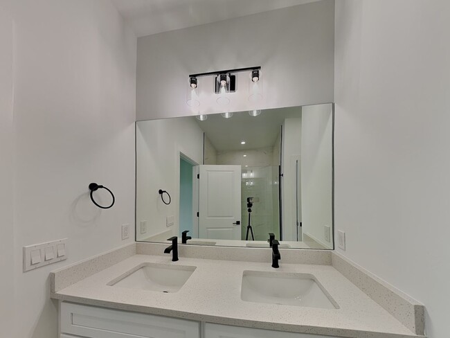 Building Photo - 4224 NE 22nd Pl