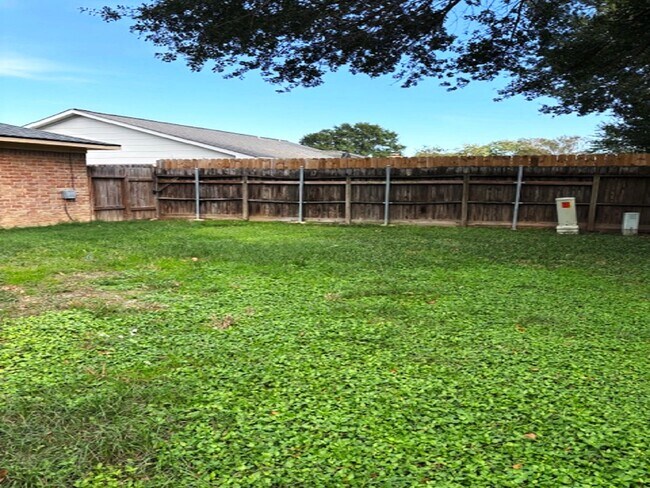 Building Photo - 5363 King Richard Dr