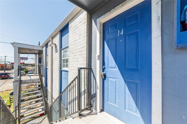 Building Photo - 1800 N Wayside Dr