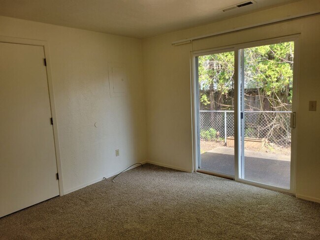 Building Photo - Rent Special: 1/2 Off May's Rent!! Ground Level 1 Bedroom 1 Bath W/ AC