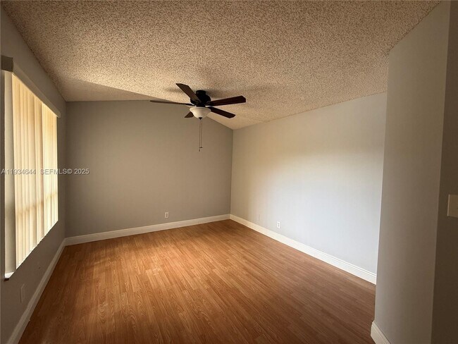 Building Photo - 931 Coral Club Dr