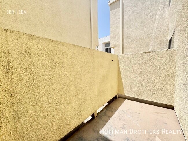Building Photo - 945 Serrano Ave