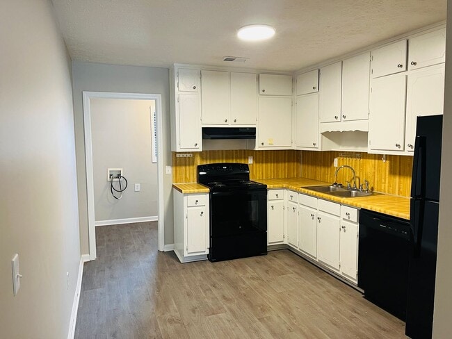 Building Photo - 1075 Eastview Rd NE