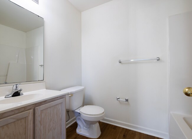 Building Photo - 3 Bedroom Apartment in University Village