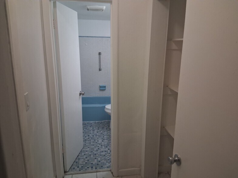 Building Photo - 1605 NE Miami Gardens Dr