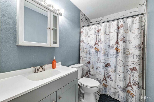 Building Photo - Charming 4 bedroom/2 Bath Home COMING SOON!