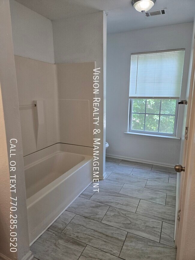Building Photo - 4447 Ravenwood Dr