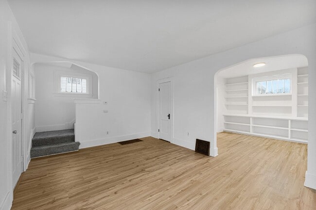 Building Photo - NEW UPDATED 2 BEDROOM HOME!