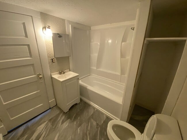 Building Photo - COMING SOON: CUTE 2 BEDROOM / 1 BATHROOM HOUSE IN WEBB CITY MO!!!