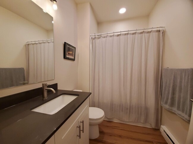Building Photo - 2222B Willow Dr