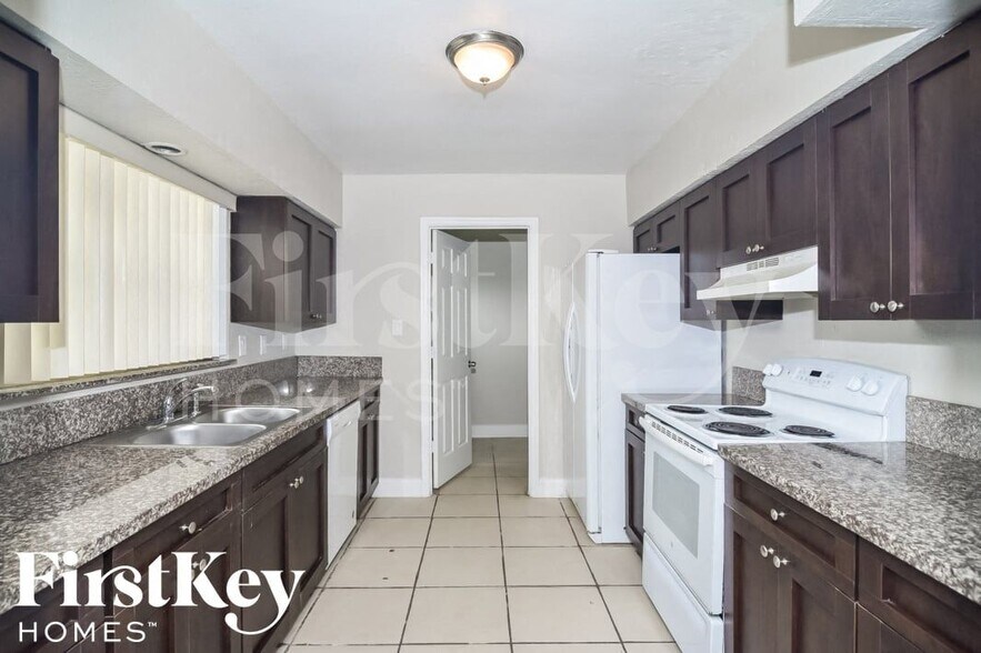 Building Photo - 559 W Campus Cir