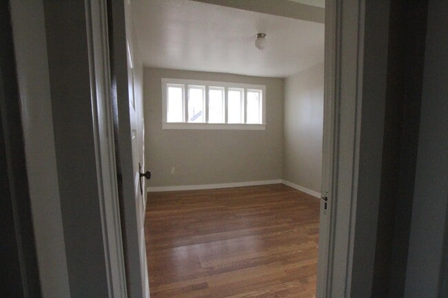 Building Photo - 1324 1/2 Main St - Apartment