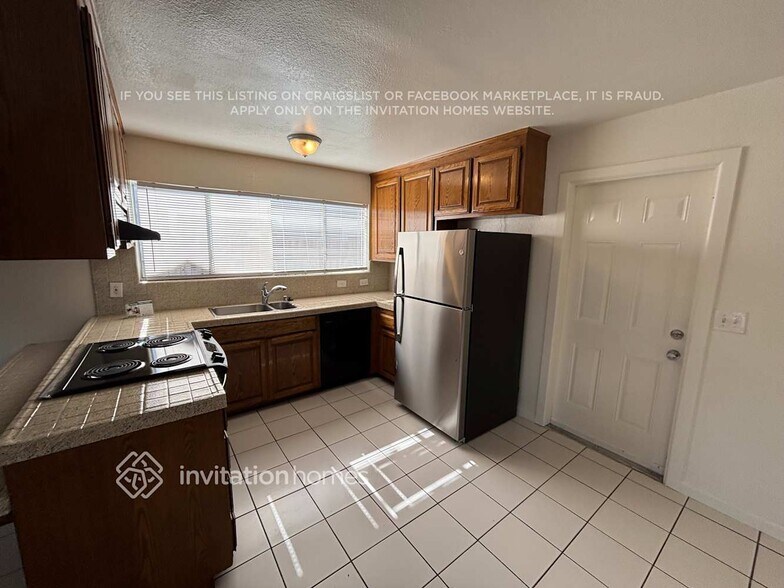 Building Photo - 10720 Paiute Way