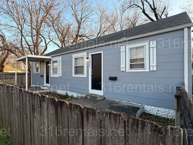 Building Photo - $575 - 1 bed 1 bath Duplex