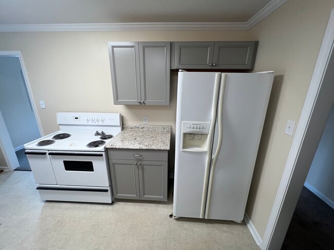 Kitchen appliances. - 307 Maple St