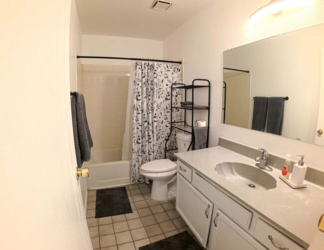 Building Photo - 2550 Rosswood Dr SE