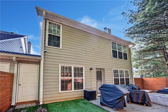 Building Photo - 9899 Vista Cir