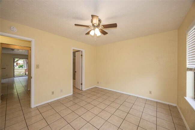 Building Photo - 15 Cypress Fairway Village