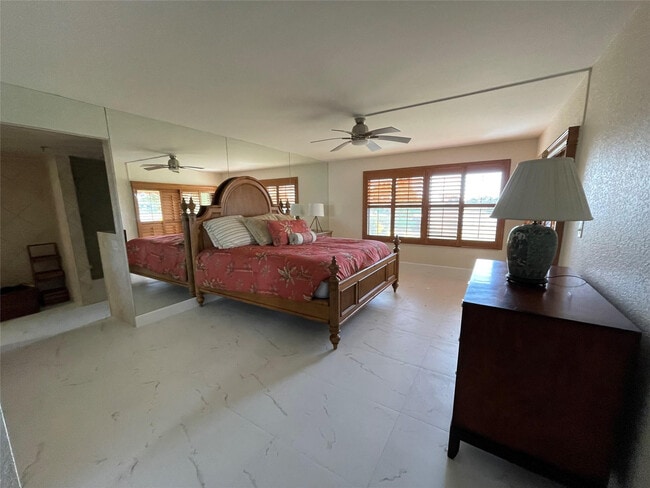 Building Photo - 374 Golfview Rd