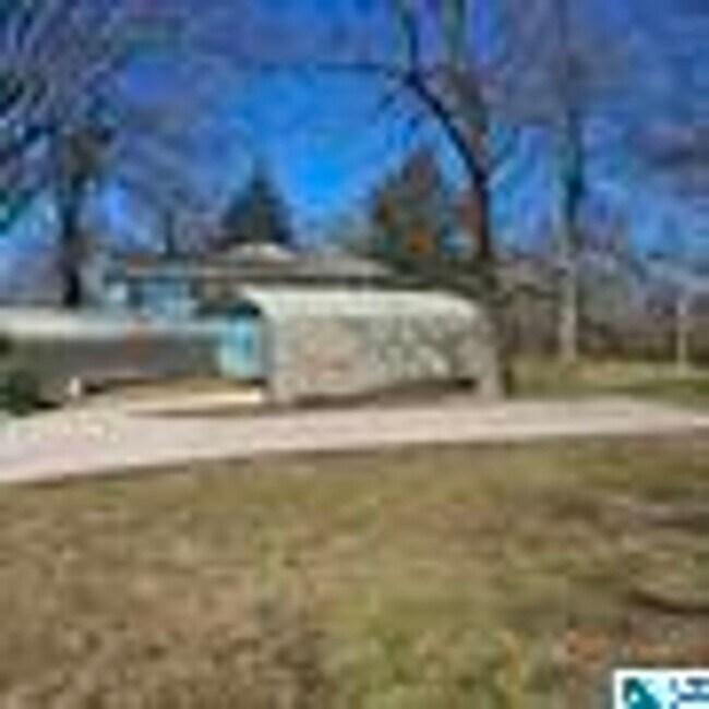 Building Photo - Charming 4 Bedroom, 1 Bathroom house